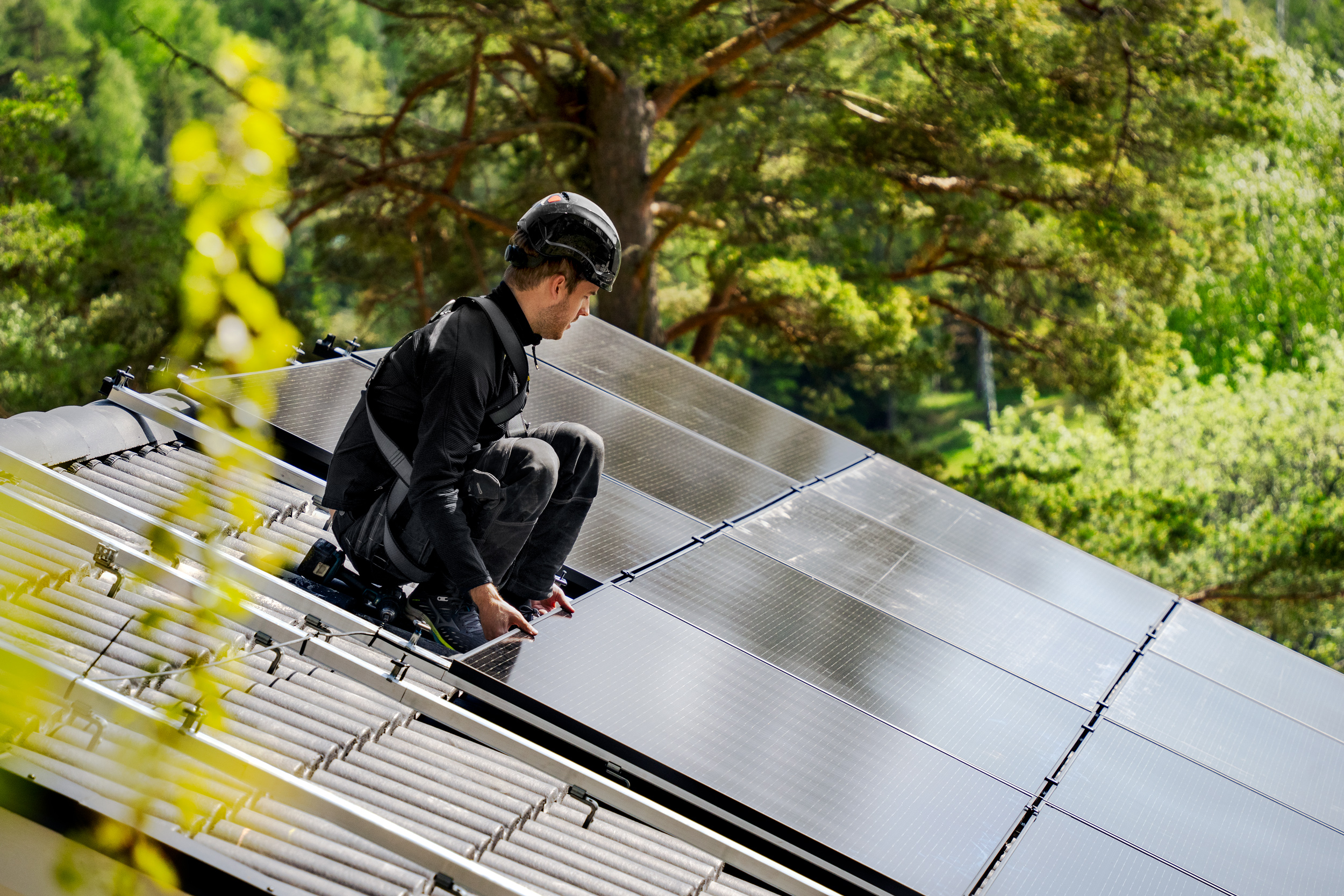 Solcellsinstallation på tegeltak med Esdec montageutrustning och phone paneler