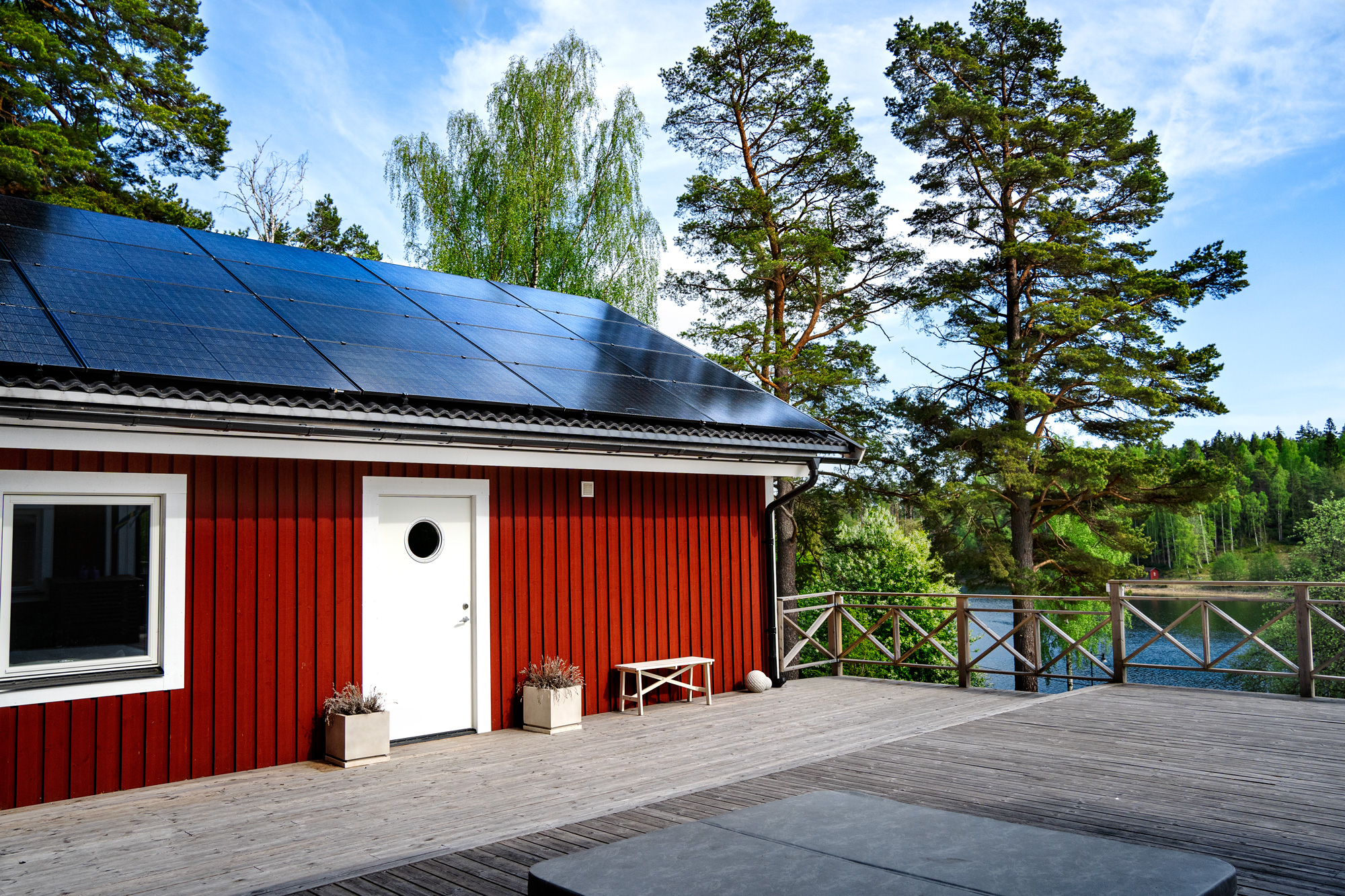 Solceller på svart tegeltak vid havet